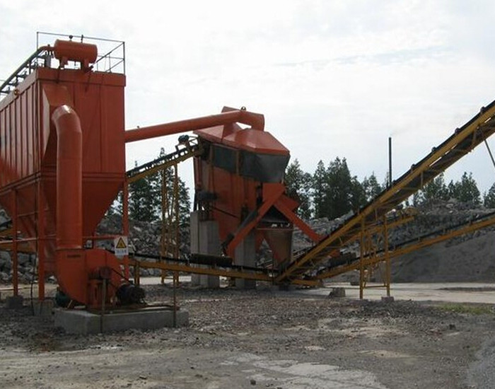 我公司為山西某礦業(yè)有限公司設(shè)計、制作、安裝的<strong>布袋除塵器</strong>